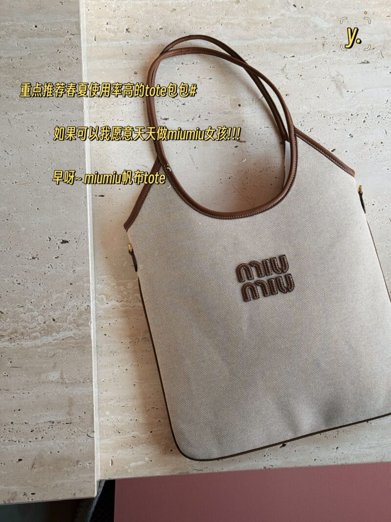 0ad6073344.jpg 235 box upgrade version y
size:33*30cm
Miumiu's new tote
The wind is blowing too hard this year
There are so many popular products!
This version is also too beautiful!
Miumiu's canvas bag is packed in one color for spring and summer!
Canvas and tot...