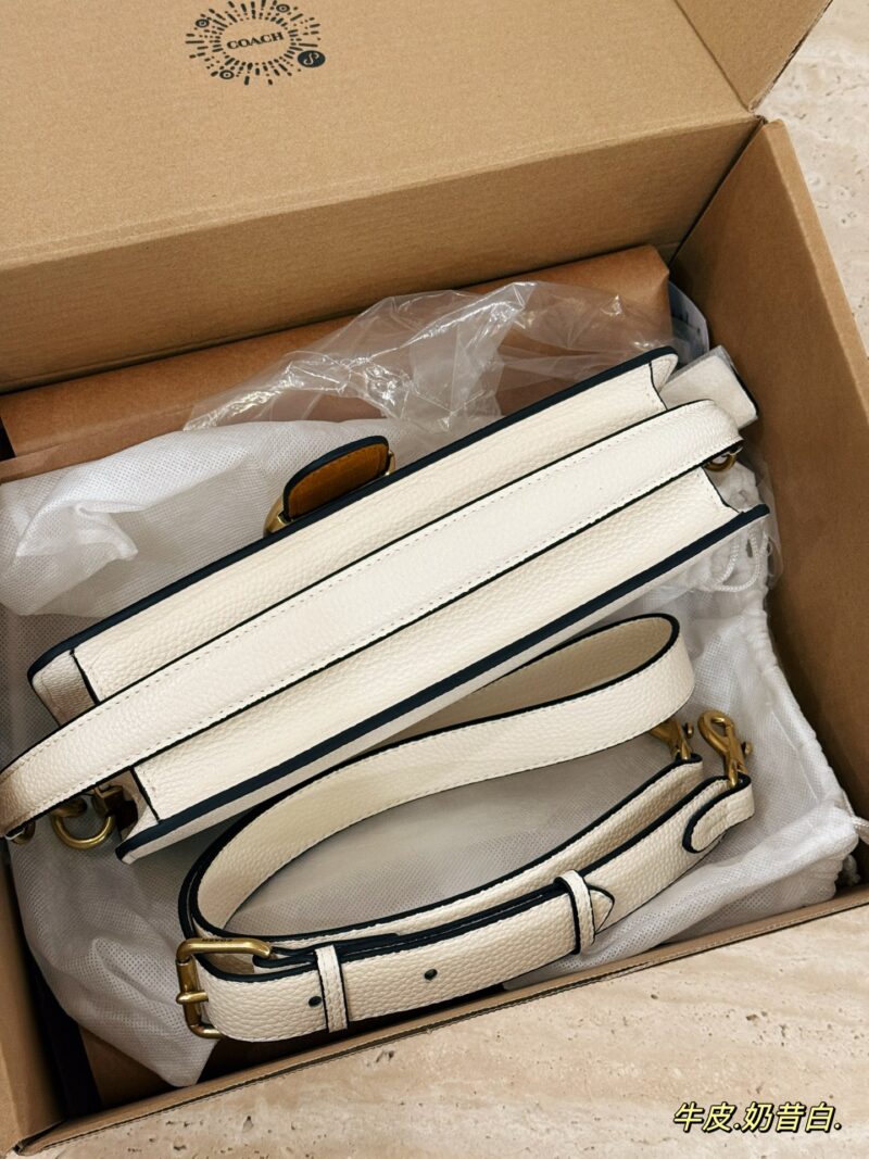 0ae48beab2.jpg 235 with box
size:25*15cm
Versatile artifact - tabby
C's Wine God Tabby
Milk white is super beautiful!
Engraving of Coach on Hardware
Full of small details
Equipped with leather straps for both shoulders!