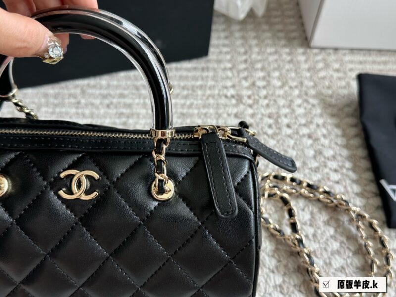 Chanel Boston P275
Chanel 25P Bowling Bag Elegant Beauty
#The bag is not duplicated, Chanel black with white border Boston 25P bowling ball 6 Boston! Carrying a crossbody, both phones can fit in! Still comfortable and durable, the market is very obvi...