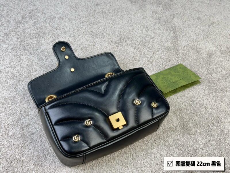 GG Marmont Puff Bag
The swollen shape of the bag looks like a cute little puff pastry
The soft and delicate leather will definitely fall in love
size ：22cm