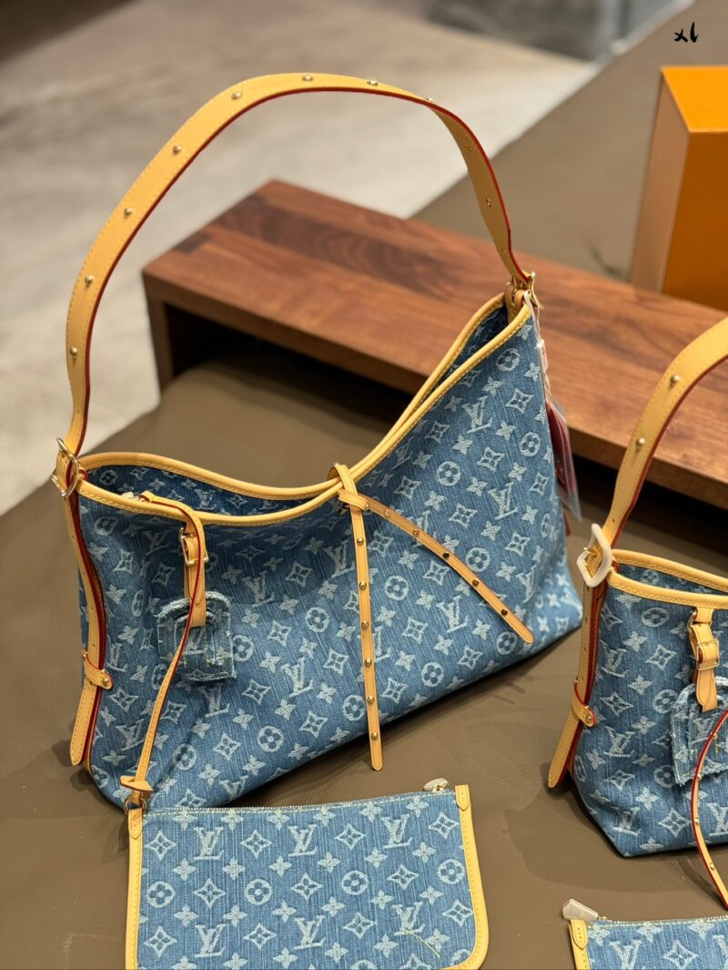 0af20429e7.jpg 275290 Cowboy
This is simply my favorite bag!!
LV24 Limited Edition Denim Cowboy Carryall
Denim denim material is super lightweight and has a great concave shape
The vegetable tanned leather of the shoulder strap adopts this series of classic+rivet...