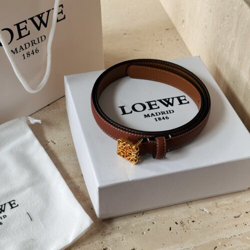 160 boxes
Luoyiwei small belt belt classic anagram flower buckle
Pebble pattern with a width of 2 centimeters
Versatile waist belt