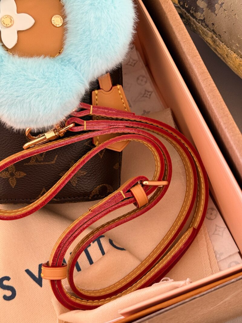 0b4c0a852e.jpg 210 box
size:10*18cm
L's limited edition Vivienne phone case is here
Who can refuse the plush Vivienne
Accurately capture your girlish heart
Xiaohuahua has a super good hand feel,
The physical object is super beautiful,
Who hasn't owned it yet? The...