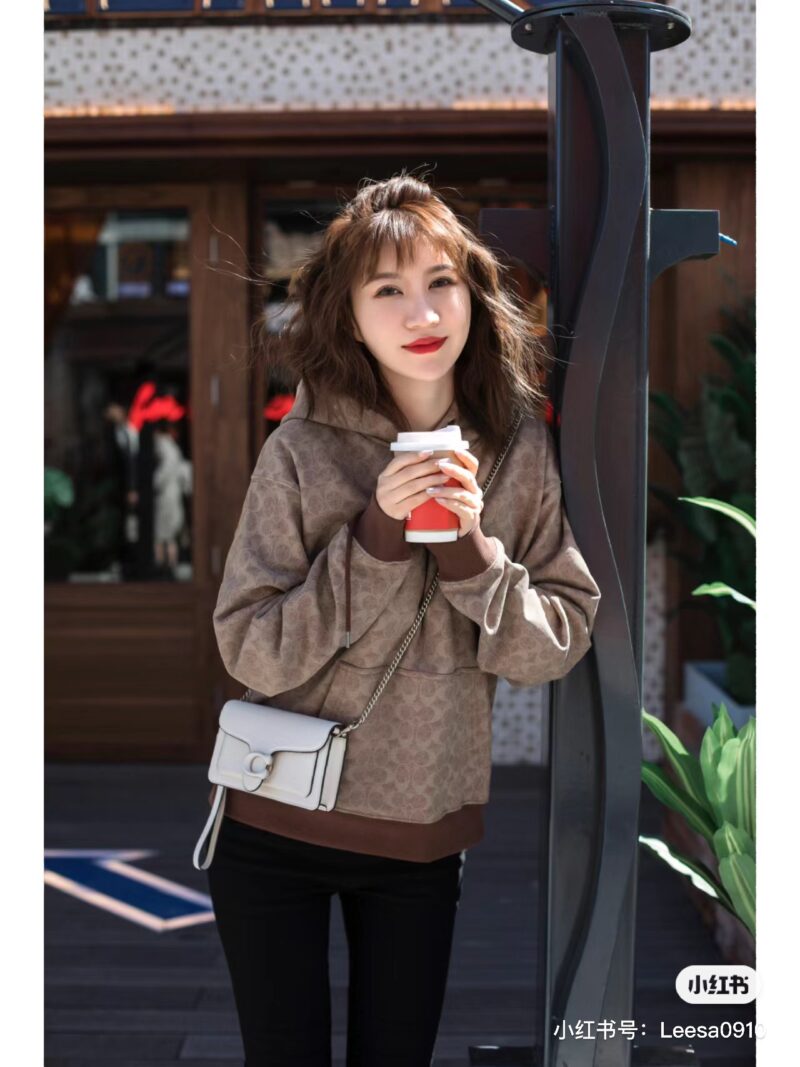 COACH Tabby Family New Member
That's right~The new member of tabby0, also known as the open hanging version, is an 18 centimeter mini version
The point that touched me this time is that Clogo's buckle is wrapped in full leather
The color tone of the ...