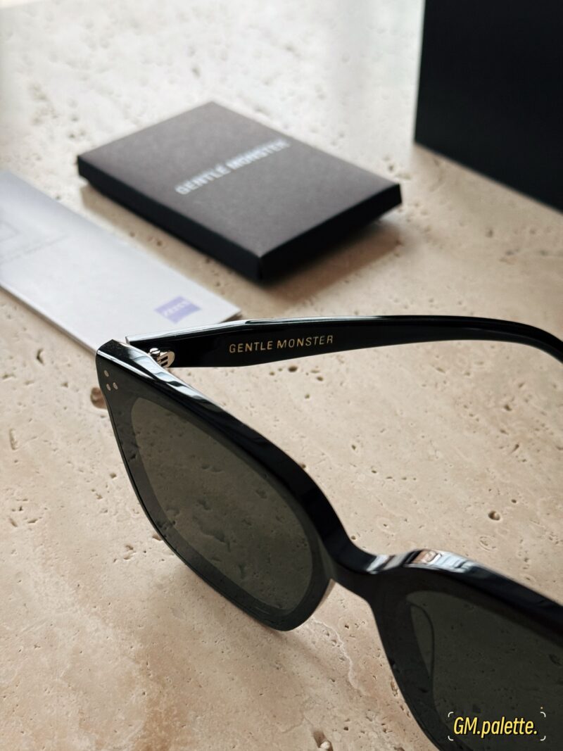 0b55adb713.jpg 185 configuration packaging
sunglasses
Zeiss lens AU protection
Round faced Tian Cai GM Sunglasses Palette
Palette belongs to the large frame type, square sunglasses do not choose face shape, can decorate face shape
It's great for daily outings, driv...