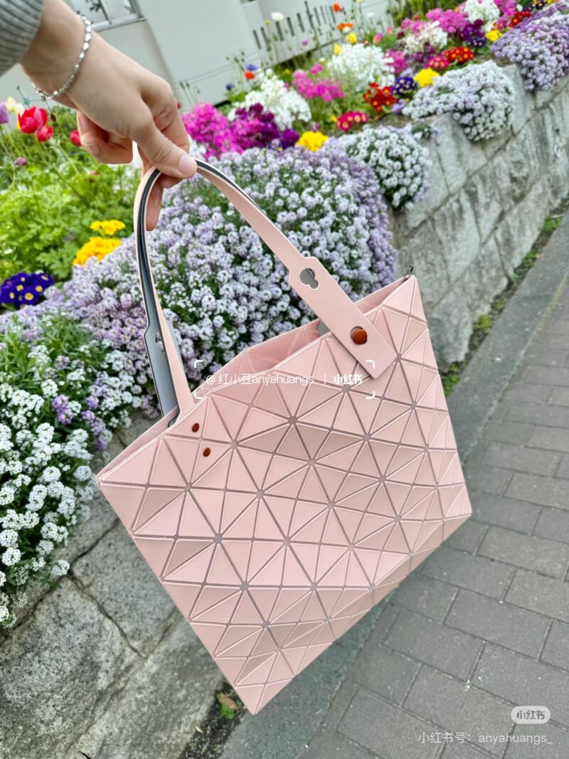 Comfortable and simple ooted!
Issey Miyake