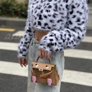 Coco Mini
I saw Chanel's super mini bean bag
A little one is too obedient! The texture of the caviar skin is very good, and it is a cute little one that has been proportionally reduced. It is indeed the era of small bags, which is very suitable for p...