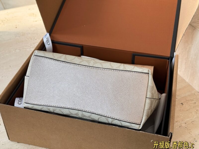 0b8ee2f1da.jpg 225 boxes
size:20*17cm
C Home | Zip Bag Dumpling Bun/Underarm Bun
Easy commuting to work
Zipper design with metallic texture and brand new logo
Can accommodate all daily needs
Hobo armpit
