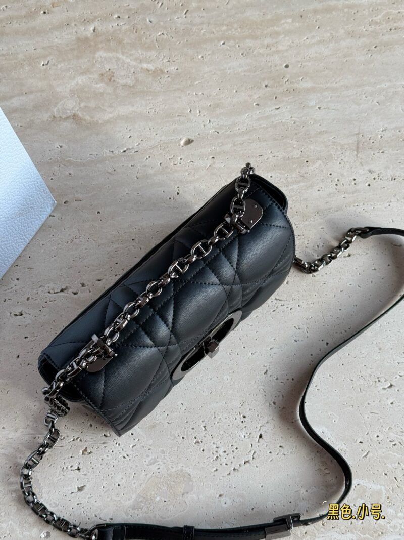 240 pairs of folding boxes (large compartments)
size：20*13cm
D Home 23ss Caro Exquisite Handbag
It's really beautiful. Good lady style
Small and lightweight
Adjustable shoulder straps! I love it, I love it!