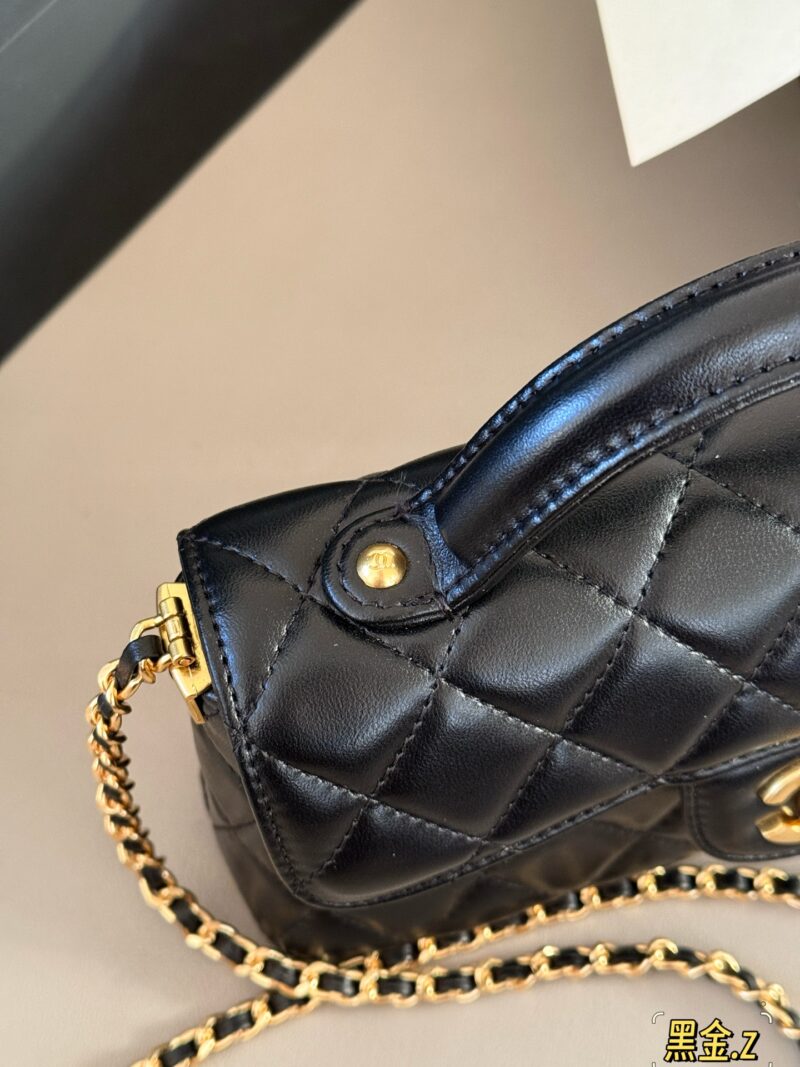 0b9a808104.jpg 235 with packaging
size:20*14cm
Xiaoxiangjia 25P new horizontal version Kelly!
The leather has a great texture!
Lingge design, retro and fashionable
When the handbag becomes more exquisite and elegant!