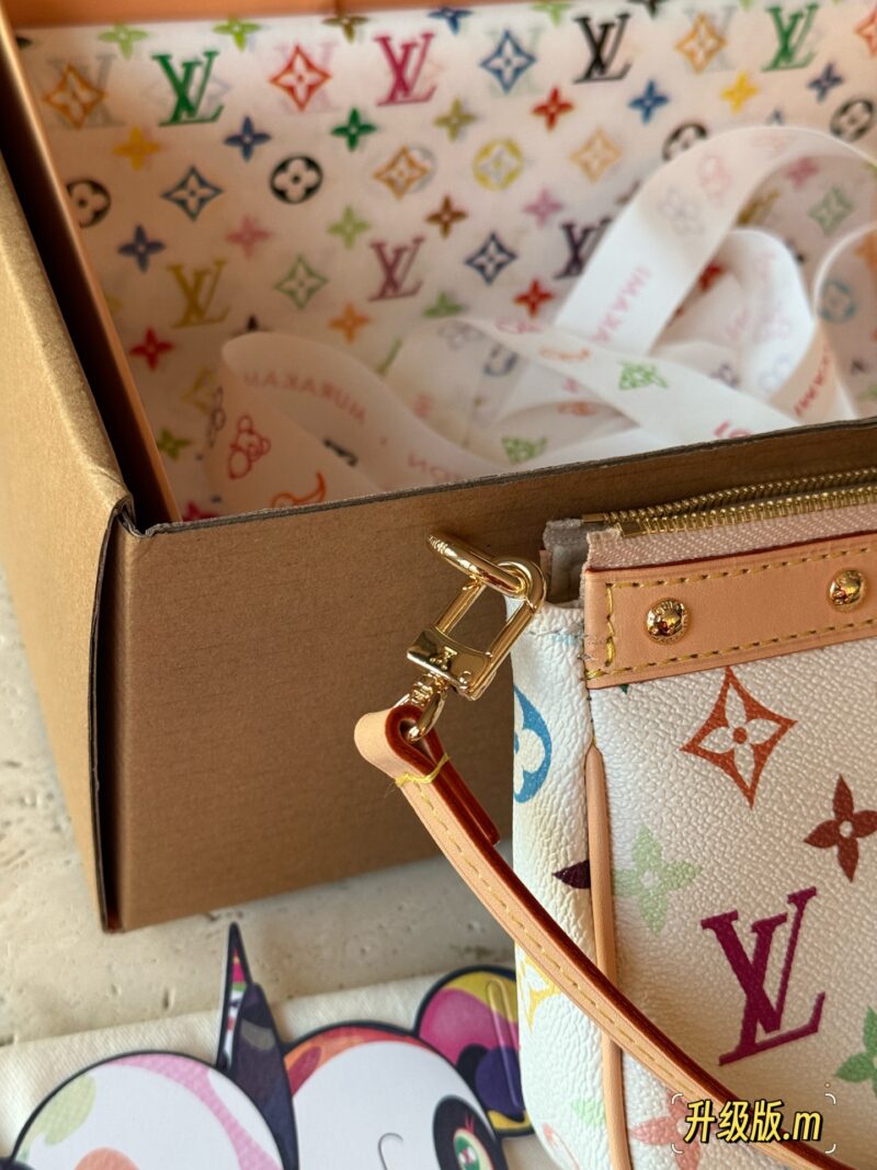 260 box upgrade version m
size：22*13cm
L Murakami Takashi | White Tri Color Mahjong Bun
Mahjong bag shoulder strap, armpit back looks great!
White tri color mahjong bag,
Who really sees who falls in love
The feeling of sinking at a glance upon seei...