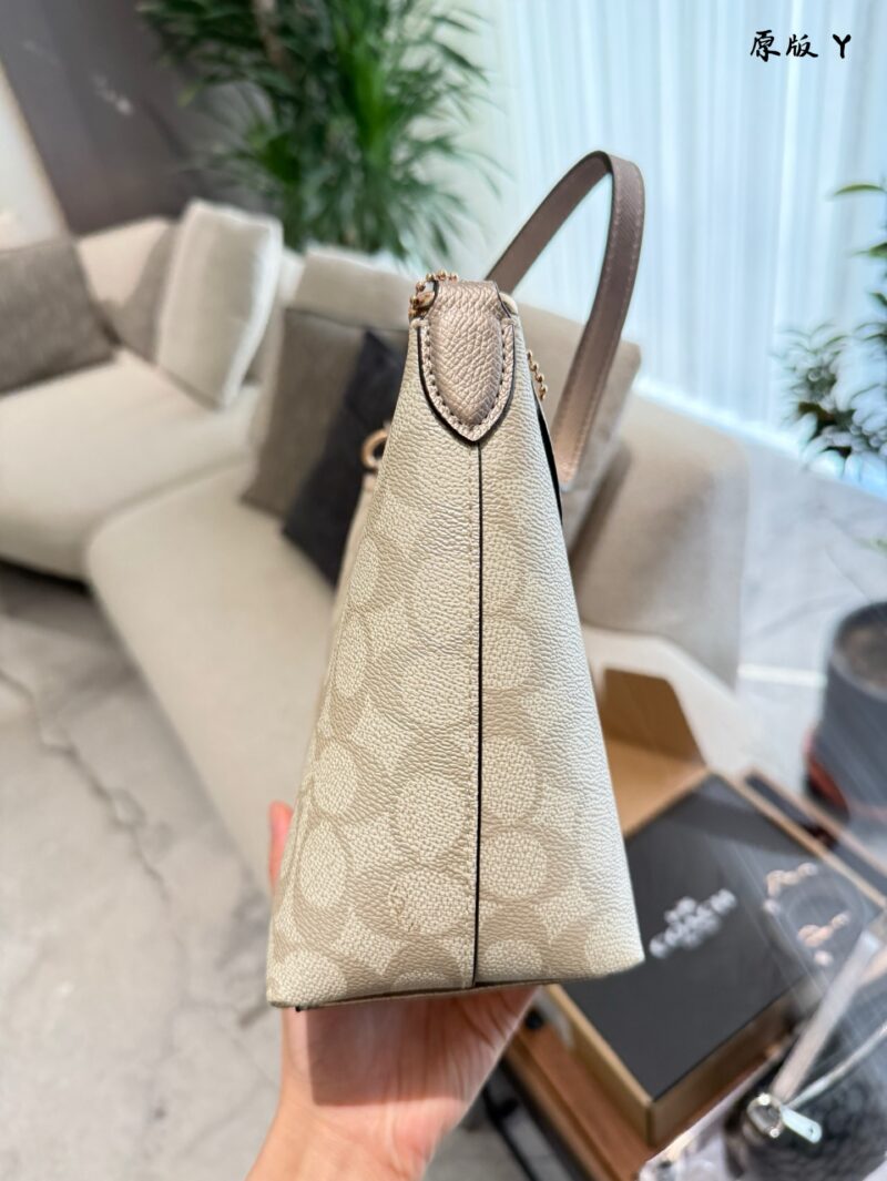 Coach lunch box bag p255
Zip top armpit bag multiple back method~
The new Zip top armpit bag is deeply loved by everyone~
The short shoulder strap under the armpit is very eye-catching, how to adjust the shoulder strap?
You can see that we will threa...