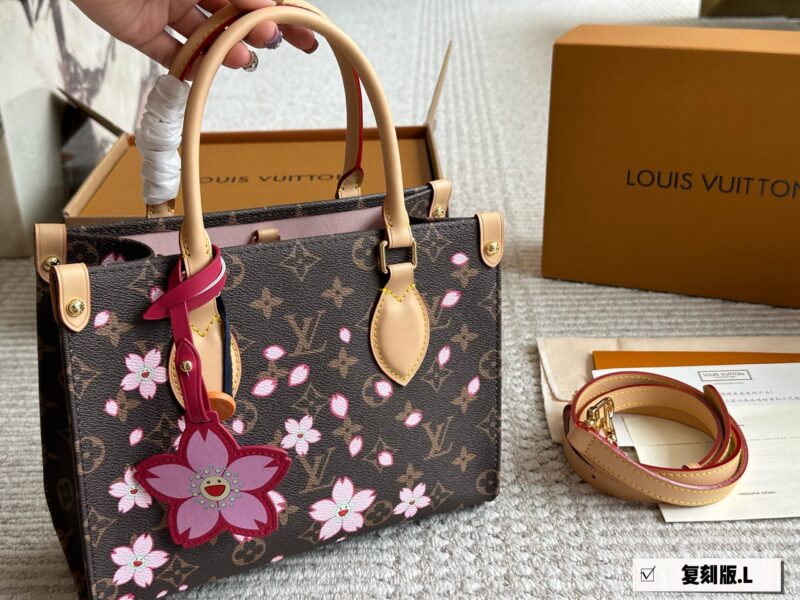 0babfdfde1.jpg 245 Sakura Limited Edition
size:25*20cm
The highly anticipated
L Home OnTheGo Small Account
Finally, my dream has come true
Little sisters, look
This small tote is your life bag