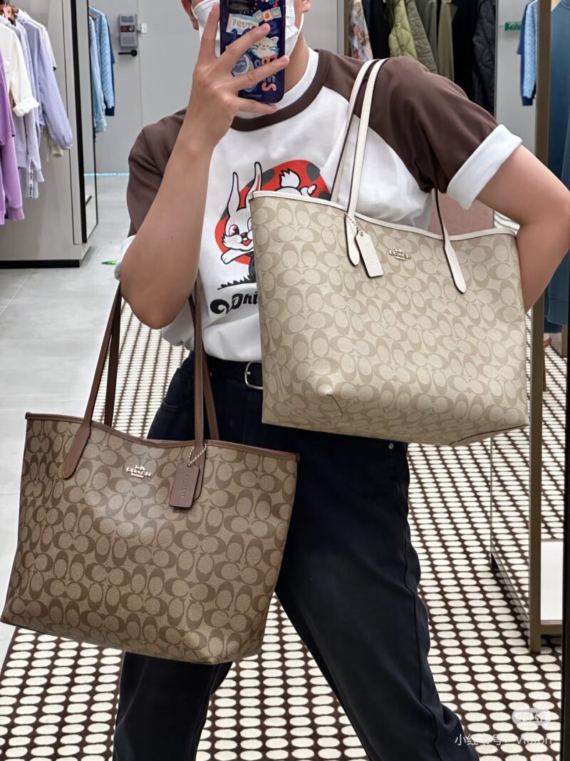 0bad12dd6c.jpg Coach's latest version of buckle tote bag! Bag with concealed logo
Simplicity and luxury brands are timeless for ten thousand years! The texture and details are all amazing! Practical, convenient, and versatile. #Coach Tote Bag # Coach