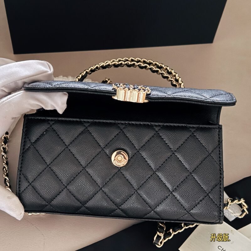 215 with packaging
size：19*10cm
Xiaoxiangjia 25skewly mobile phone bag
Kelly has made a comeback again
Little Kelly Grandma/Exquisite and Cute/
Putting down the phone is not a problem at all
Can be carried by hand or slung diagonally
The caviar cow...