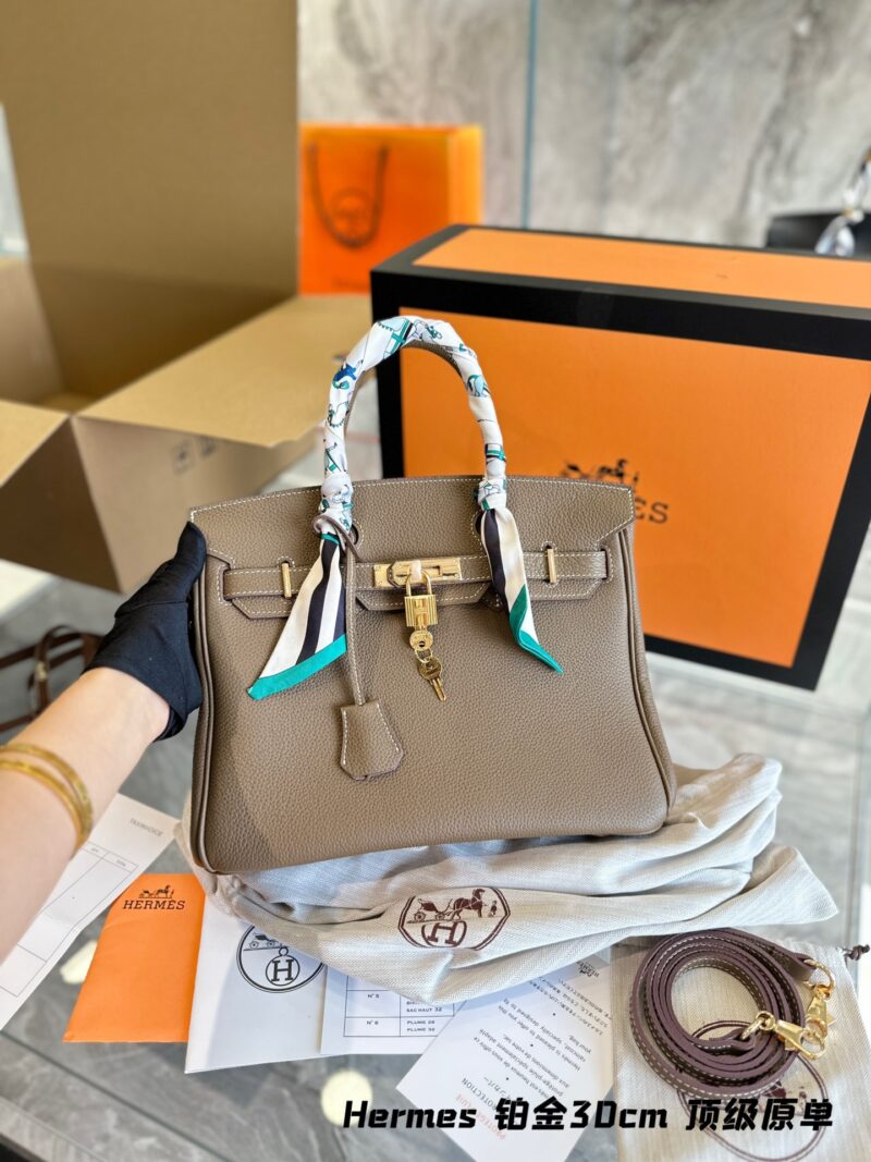 Delivery scarf folding box packaging p390
Hermes bk30cm top of the line pure leather collection with endless love and a Hermes Birkin platinum bag that will not be taken off the shelves for thousands of years. Original factory laser hardware, various...