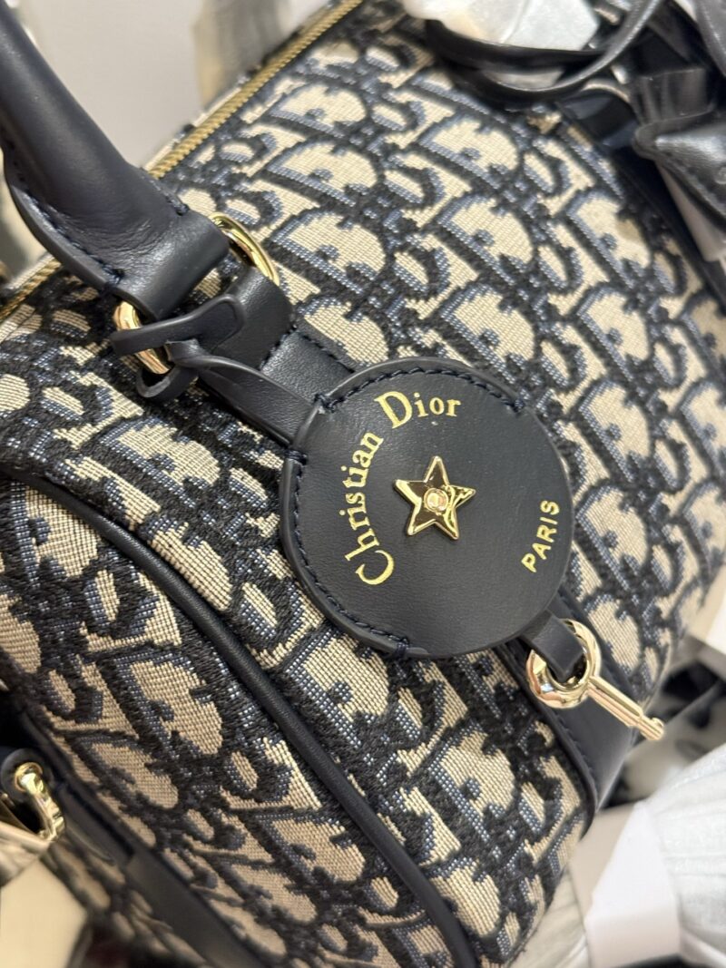 Dior Groove launches new sheepskin p310
Boston handbags were the darling of celebrities in the late 1950s and 1960s. With changes in lifestyle, small-sized Boston bags have become very practical and fashionable for daily use, and the space is also ve...