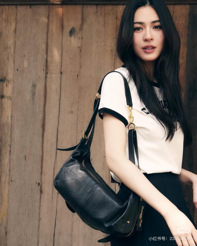 Fashion News | The new bag favored in 2025 is actually a prisoner of "it" # Record of Romantic Life. The new bag D-Journey debuted at the 2025 Spring/Summer fashion show, with soft lines and contours creating a modern sense of the times~
The material...