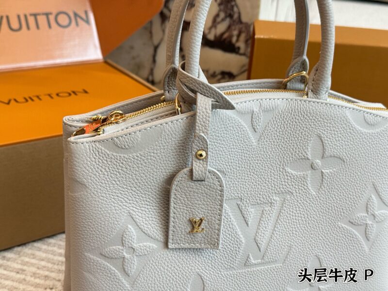 0c14de7dba.jpg 350 cowhide
size:30 22 cm
L Family Classic Handbag
Commonly known as LV dumpling buns,
The most classic bag type!
This bag is durable and convenient, easy to pack and not afraid of wear, it's super worry free to use!