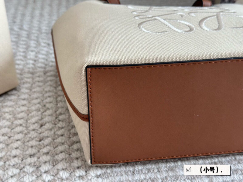 0c1db2491b.jpg 210 without box
Size: 23 * 22cm (small)
27 * 24cm (medium)
Loewe canvas shopping bag ?
A bag that is easy to pack in physical form
Recently, I have been carrying my back while traveling
Brown leather with rice white canvas, durable and textured
Its...