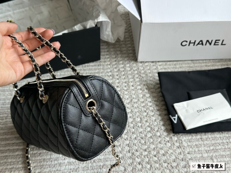 Chanel Boston P260
Chanel 25P Bowling Bag Elegant Beauty
#The bag is not duplicated, Chanel black with white border Boston 25P bowling ball 6 Boston! Carrying a crossbody, both phones can fit in! Still comfortable and durable, the market is very obvi...