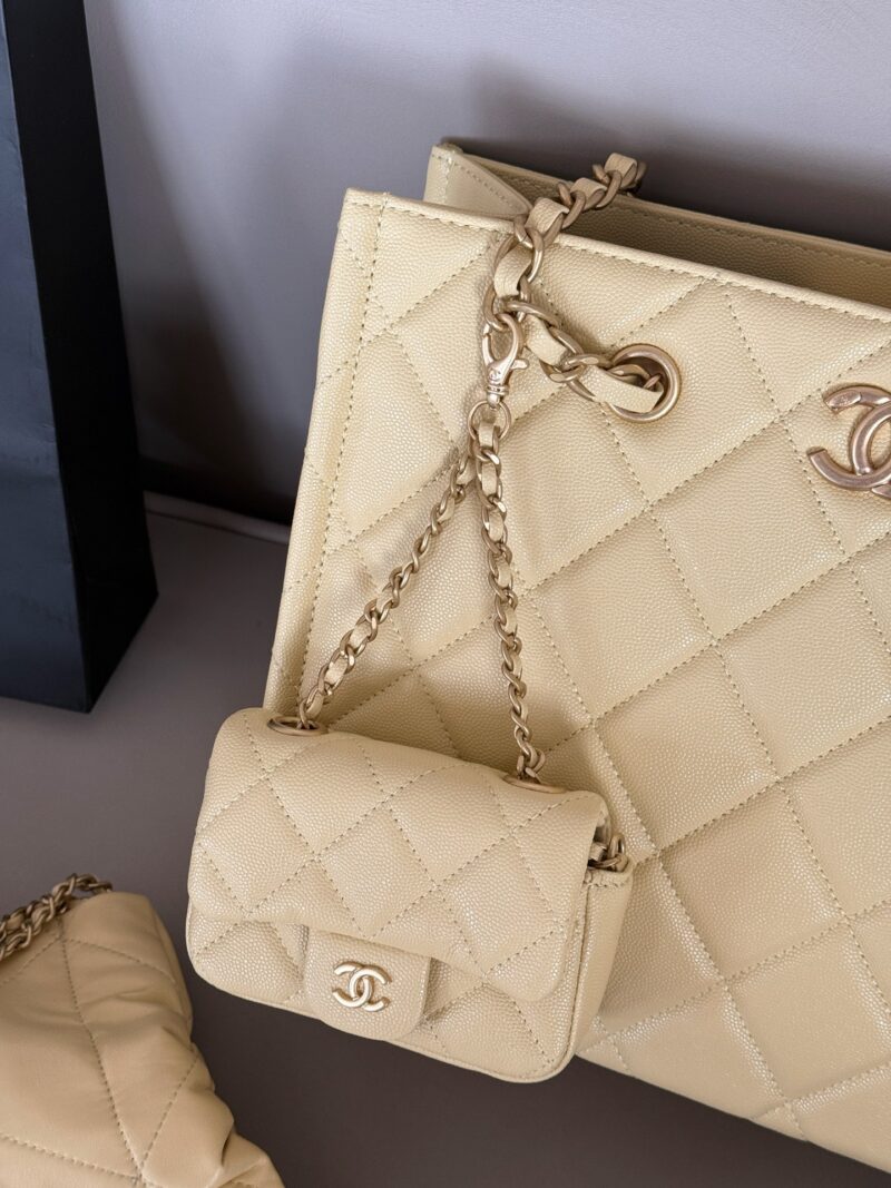 265 box
Grandma Xiang's color is absolutely stunning/stunning
size：30*24cm
Xiaoxiangjia Tote Shopping Bag "Buy One Get One Free"
Shopping bags can be tempting
Cute and lovely chicken yellow/very suitable for summer color matching
It feels soft and ...