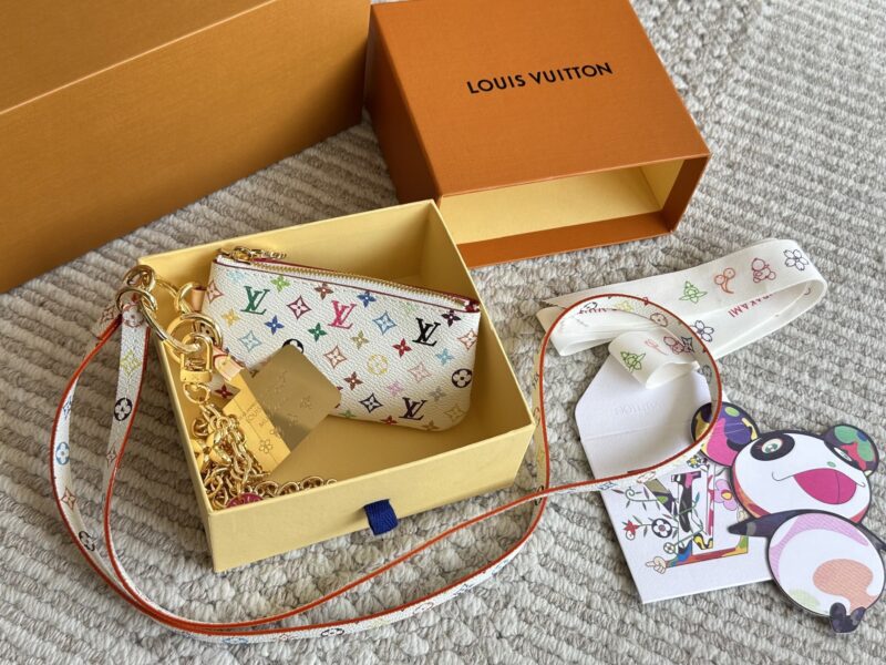 0c4a24ea6b.jpg 210 fashion is indeed a cycle
Who got the LV Murakami Takashi limited edition phone chain bag? It's so cute, isn't it? As expected, a fashionable item can only hold one lipstick
It's okay to use it as a pendant or a card bag when going out. It's expe...