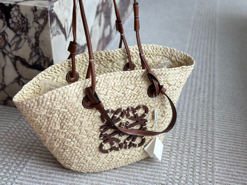 0c5ad15324.jpg 180 without box
Size: Bottom width 30, top width 50 * height 25cm
LOEWE | Grass woven bag
Don't you have such a beautiful straw woven bag in summer?
100% suitable for vacation~
Look at the sea, look at the sea, look at the sea