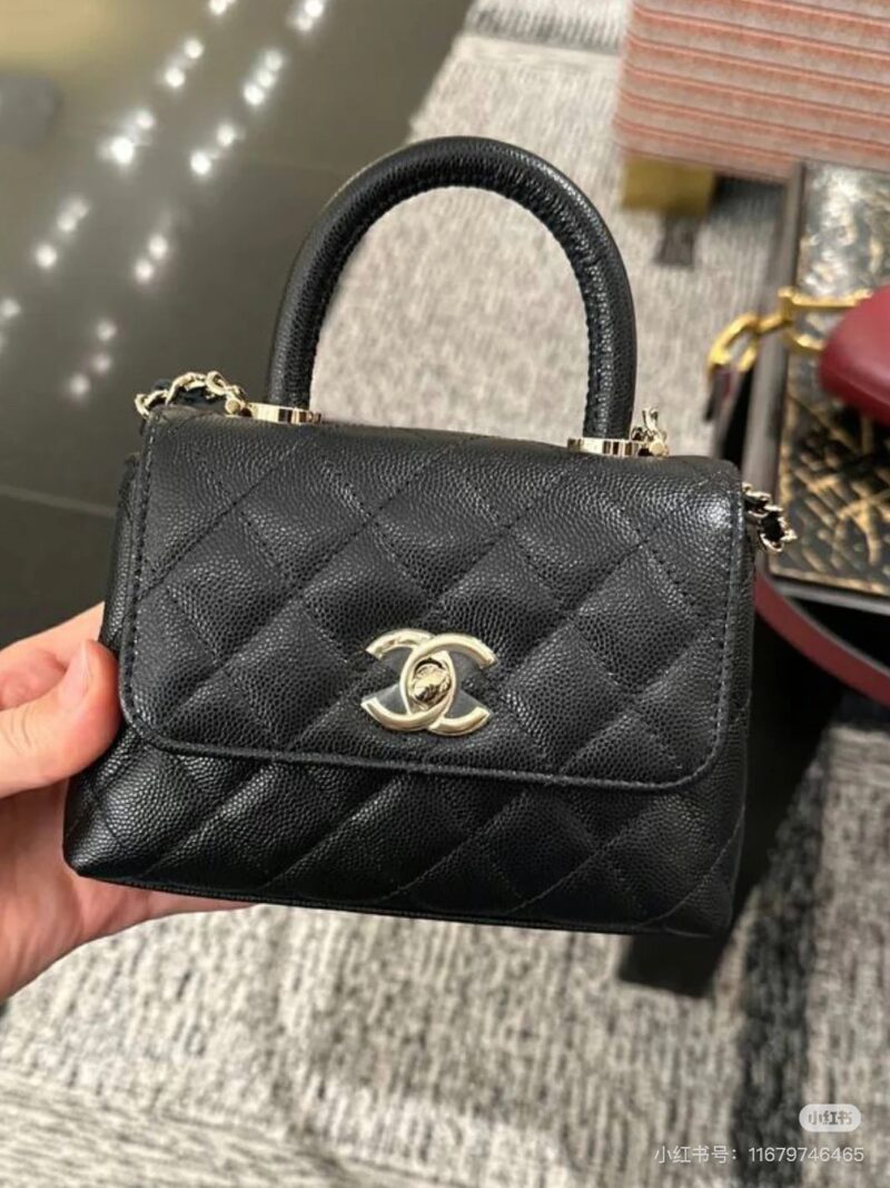 Coco Mini
I saw Chanel's super mini bean bag
A little one is too obedient! The texture of the caviar skin is very good, and it is a cute little one that has been proportionally reduced. It is indeed the era of small bags, which is very suitable for p...