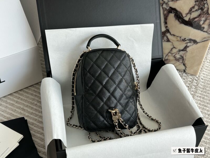 290 cowhide/upgraded version
Size: 13x18cm with box
Xiaoxiangjia's new 24c backpack
This season's stir fried chicken with cute little shoulders
It looks very small, but the capacity is quite large. There are also many ways to memorize it, which is ve...
