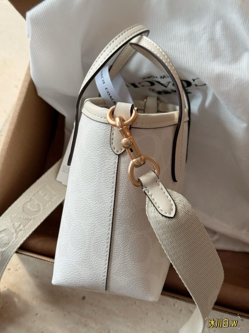 0c7a078095.jpg 210 box
size:15*14cm
New Product C Mini Tote 15
A very refreshing color
A cute little one is enough for daily use!
City, this mini tote! So cute!!
City15 Glacier White!