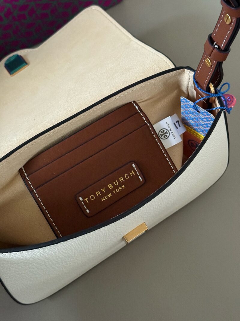 220 boxes
size：21*13cm
TORY BURCH Mahjong Bun is your favorite on the street!
Sisters, mahjong bags are available all year round
Paired with 2 shoulder straps,
Can be carried by hand under the armpit or slung diagonally
Exquisite and compact