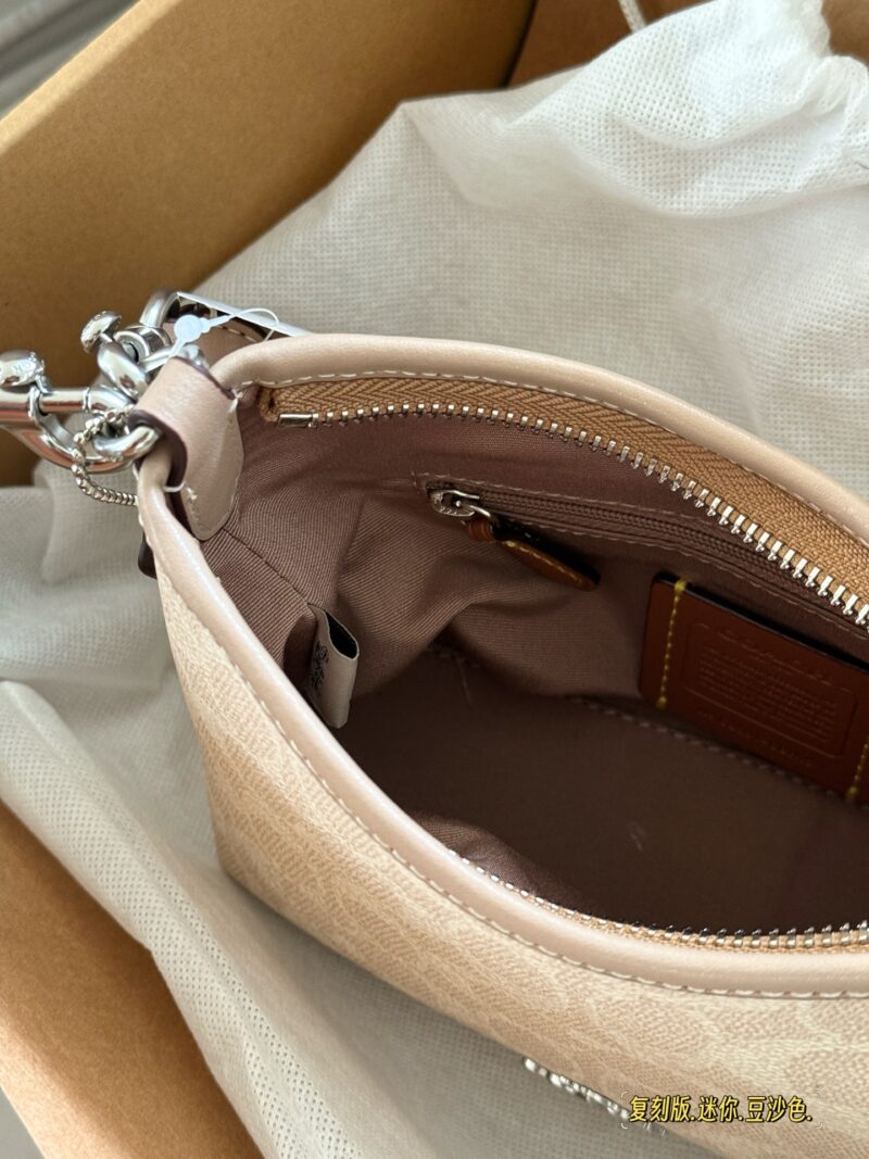 0c9555e4c3.jpg 245 Reproduction Edition Box
size:19*14cm
Today's New Products|
C's mini Laurel stray bag is so cute!
Two shoulder straps slung diagonally under the armpits
In summer, I changed into a small skirt and paired it with a small stray bag,
Super cute