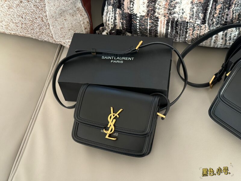 0cd1145169.jpg 225 230 box upgrade version
Size: 17 * 13cm (small)
23 * 16cm (large)
ysl Solferino
Original factory fine toothpick patterned Box cowhide,
The hand feel and flexibility of the leather surface are both very good!
The newly designed "L" letter is spli...