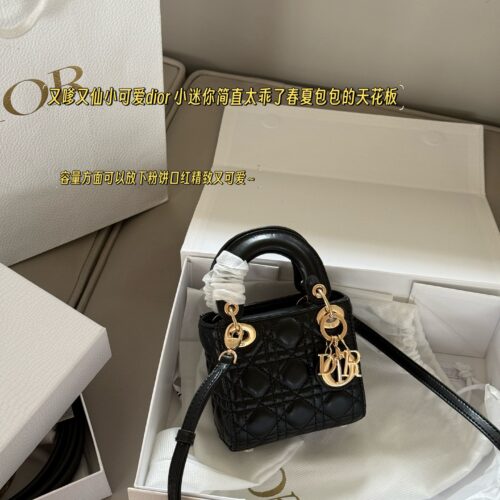205 gift box
size：12.5cm*11.5cm
D Family Mini Princess Dai
Cute and fairy like little cutie
Little Mini is so obedient
The ceiling of spring and summer bags
In terms of capacity, powder and lipstick can be put down, delicate and lovely ?? Mobil...
