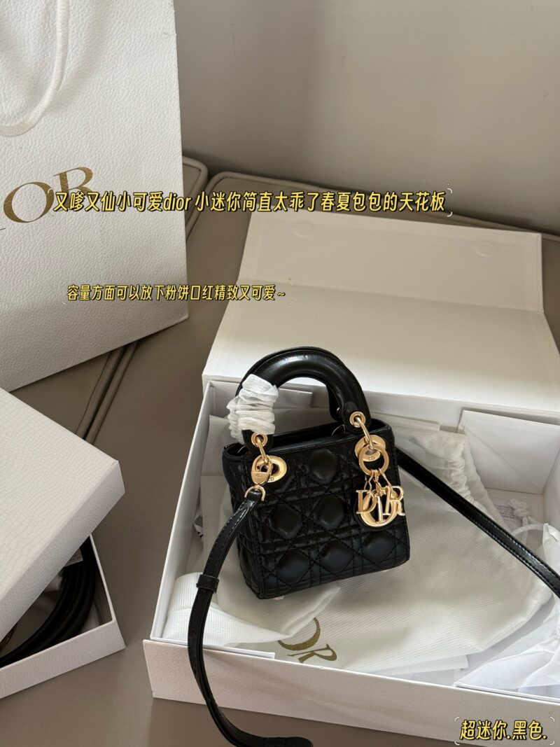 0cdd2f58c4.jpg 205 gift box
size:12.5cm*11.5cm
D Family Mini Princess Dai
Cute and fairy like little cutie
Little Mini is so obedient
The ceiling of spring and summer bags
In terms of capacity, powder and lipstick can be put down, delicate and lovely ?? Mobil...