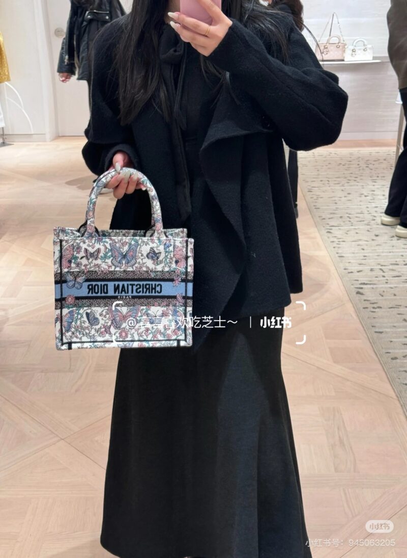 Dior's new tote is so beautiful!
The red heart-shaped tote and blue butterfly are really beautiful to me
Dior is really good at making bags
It's beautiful, sisters