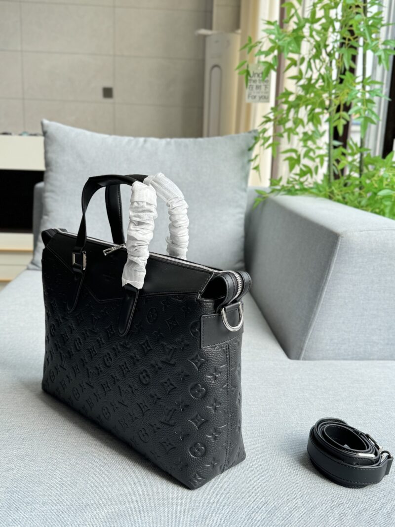 0cfe4a7608.jpg Cowhide 355
size:39×28
LV Exploer embossed commuting bag, office bag, computer bag, shoulder bag, crossbody bag, handbag
Simple and practical, with a premium yet understated texture, suitable for both business and leisure, and featuring vintage fl...