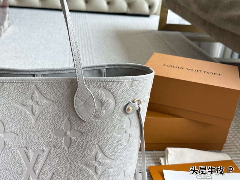 ￥ 370 original cowhide
LV Neverfull shopping bag
N41605LV is the classic flagship of the family, with a large capacity design that is perfect for both mommy bags and OL commuting, making it the bag with the highest appearance rate. The striped linin...