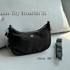 165 airplane box
size：25×14
Lululemon City Essentials3L Underarm Bag Cross Shoulder Bag
The new model has two detachable shoulder straps, one long and one short, which can be worn diagonally or under the armpit!
Practical Party Essential~