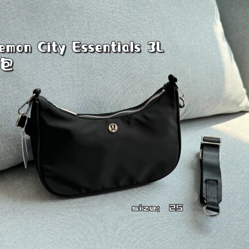 165 airplane box
size：25×14
Lululemon City Essentials3L Underarm Bag Cross Shoulder Bag
The new model has two detachable shoulder straps, one long and one short, which can be worn diagonally or under the armpit!
Practical Party Essential~