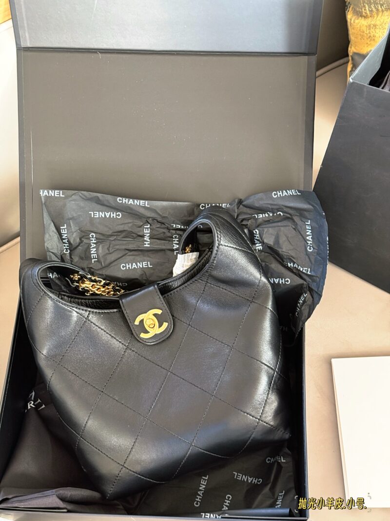 0d148d1ff5.jpg 330 355 with box of lambskin
Size: 23 * 27cm (small size)
30 * 35cm (large size)
Xiaoxiang Family Hippie Underarm Bag Hobo
The texture is really online!
The whole bag is soft and lightweight!
This season's new designs,
Implant simplicity into people'...