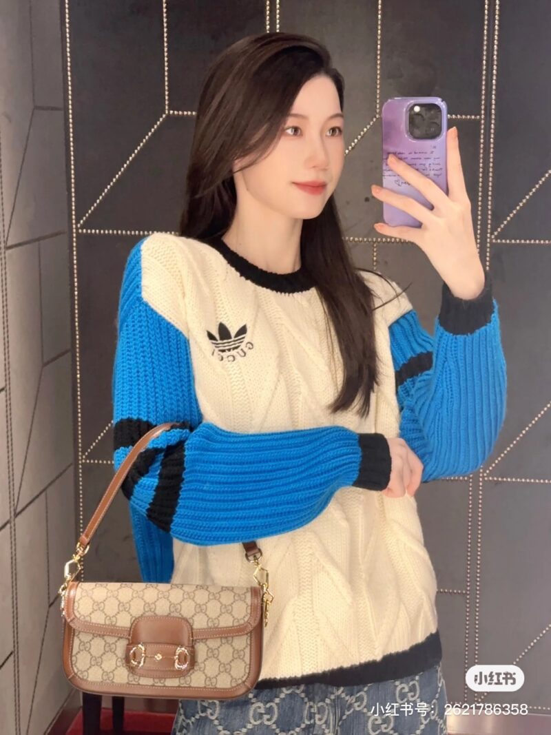 0d17ad7190.jpg G Home 1955 New Underarm Bag
G's 1955 new MINI armpit bag, isn't it too beautiful! Two shoulder straps, one leather strap can be used as an underarm bag, and one metal chain can be worn diagonally on one shoulder. #Big Brand Bag # High end Customizat...