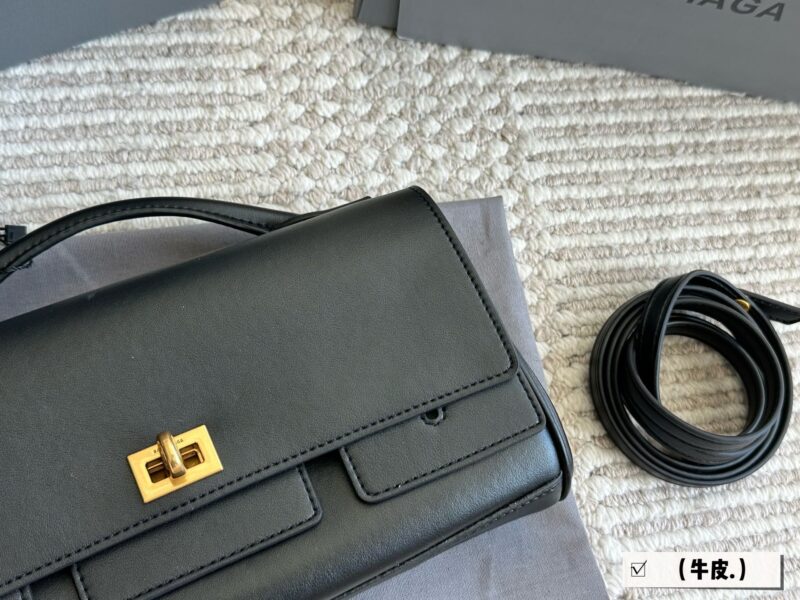 0d211d5b2a.jpg Cowhide 270 with box
size: 28*14cm
The Belair series from Balenciaga is simply amazing!
The new handbag/crossbody bag is small and exquisite!
Cowhide quality!
The toughness and texture of leather are very soft
