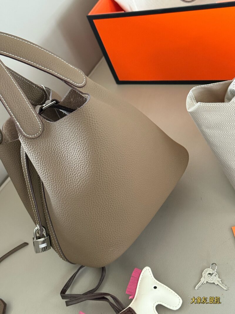 240 pairs folding box (silver buckle)
size：18*19cm
Basket of vegetables - gentle to the touch
H Family Vegetable Basket ???
Top layer TC cowhide/oil wax thread
?? Delivery scarves ?? Paired with a pony
?? The leather has a gr...