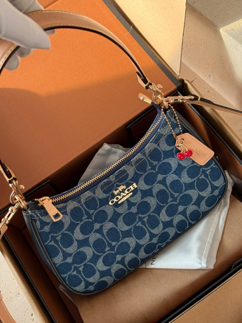 0d28de9e47.jpg 230 box upgrade version
size:24*13*7cm
C's Teri armpit bag, fragrant but not delicate
Underarm bag design ceiling!
Equipped with 2 shoulder straps,
Both shoulder and crossbody are acceptable!
level of appearance
Search Coach Coach Underarm Bag