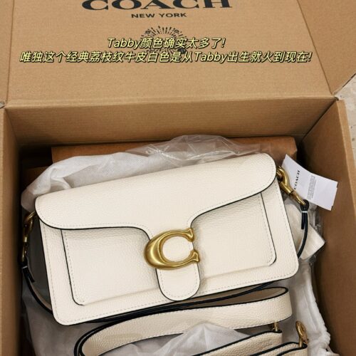 235 with box
size：25*15cm
Versatile artifact - tabby
C's Wine God Tabby
Milk white is super beautiful!
Engraving of Coach on Hardware
Full of small details
Equipped with leather straps for both shoulders!
