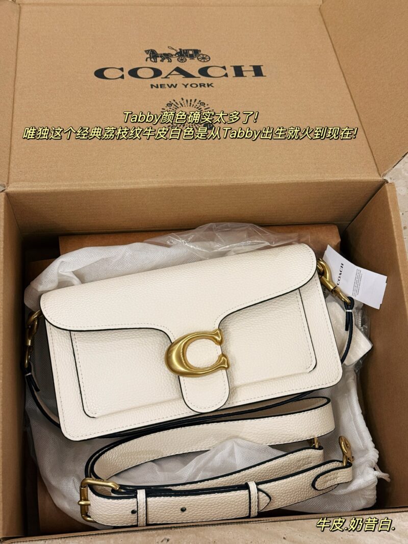 0d30b76aee.jpg 235 with box
size:25*15cm
Versatile artifact - tabby
C's Wine God Tabby
Milk white is super beautiful!
Engraving of Coach on Hardware
Full of small details
Equipped with leather straps for both shoulders!