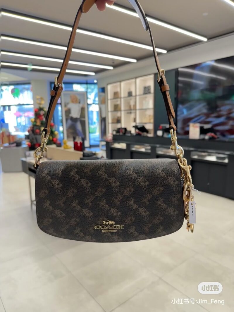 Coach Andrea series underarm women's bag Andrea series underarm women's bag
Changed to a new color scheme~
Although small, it is exquisite! But satisfying circle D itself
A small bag that looks great in daily life! Underarm bag is super versatile and...