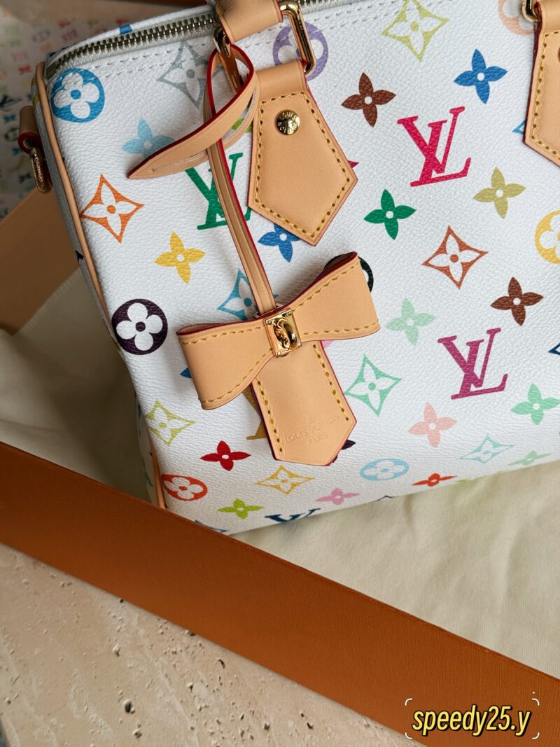 300 box upgrade version y
size：25*19cm
L Home * Takashi Murakami Speed25
White tri color is newly launched
I got the fastest one
Looks good, looks good
The bow tie bag hanging is quite cute
Suitable for the upcoming spring and summer season!